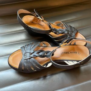 Black TStrap BareTraps 7.5 Sandals